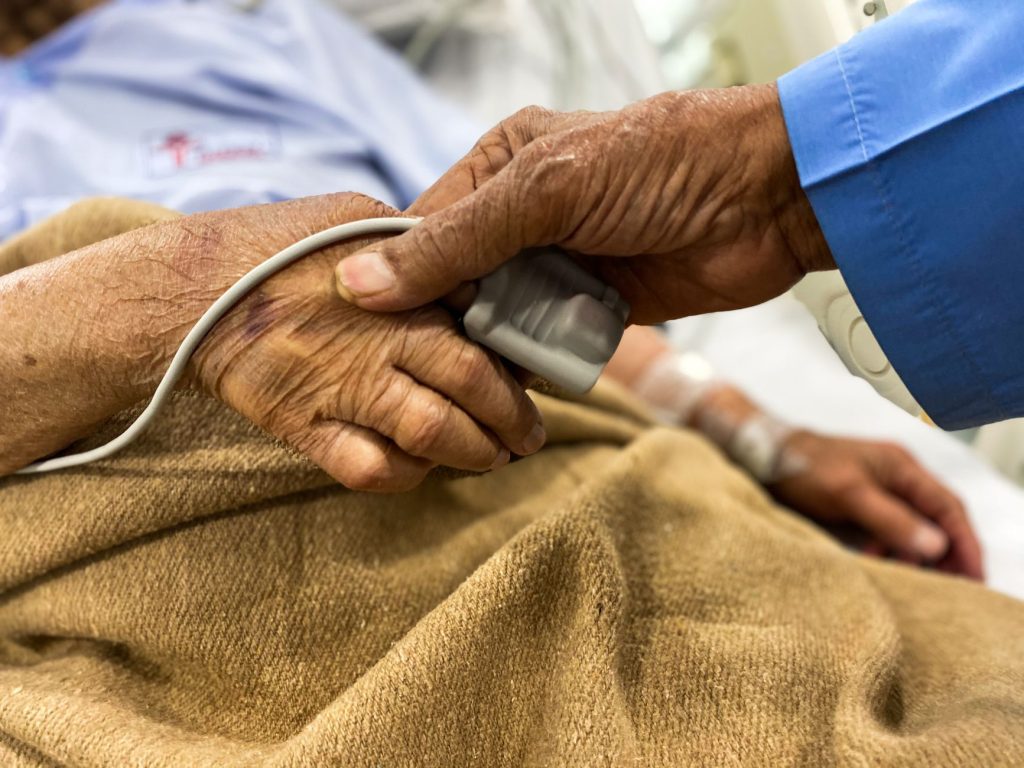 Pflegekraft von ALMEDICA betreut eine Seniorin zuhause